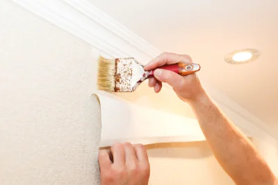 Pose de papier peint à la Tour — revêtements muraux et toiles de verre
